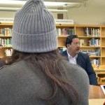 琼斯督学、哈雷尔市长和英斯利州长在学校图书馆与学生交谈.